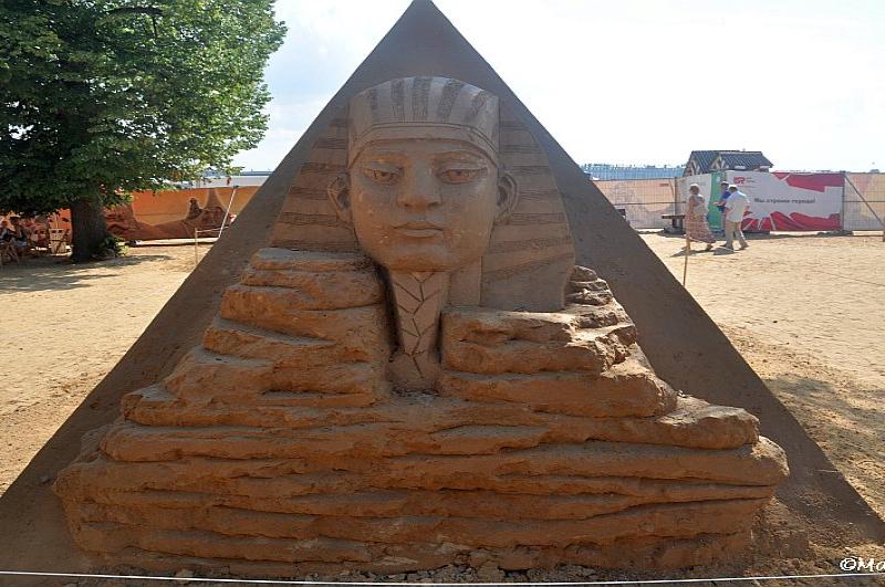 Пирамида и сфинкс из песка на Sand Festival в России